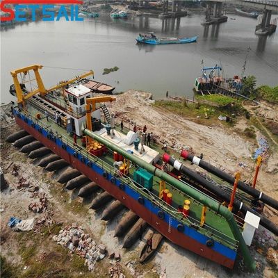Maßgeschneiderte Absaugedräger mit hydraulischer Steuerung